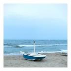 Ho voluto riprendere uno scatto della scorsa estate, una fotografia banale e compositivamente sbagliata, per provare a cimentarmi con il formato quadrato, un formato che mi affascina e che trovo molto sfidante...