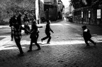 Il mosso trasforma il gioco in un�astrazione senza tempo, dove le figure diventano energia pura che attraversa la pietra immobile. Un omaggio alla dinamica umanista italiana.