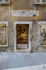La casa dei nani � in realt� una torre medioevale, che � stata poi riadattata a casa civile. Deve il suo nome al fatto che l'altezza dei vari piani � davvero minima. Per entrare dal barbiere, io che non sono un gigante, dovrei abbassare di molto la testa!
Graditi pareri tecnici e commenti personali.
Grazie mille
Furyo