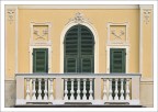 Il mascherone vive in villa.