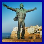 'Penso che un sogno cos� non ritorni mai pi�
Mi dipingevo le mani e la faccia di blu
Poi d'improvviso venivo dal vento rapito
E incominciavo a volare nel cielo infinito...'

Monumento a Domenico Modugno.
Polignano a Mare (BA), estate 2026
