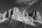 Il gruppo del Sassolungo e Sasso piatto, visto da due angolazioni diverse, la prima scattata dal Col Rodella, Val di Fassa, la seconda dalla Val di Siusi, Trentino.
