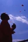 Scattata durante il Festival Internazionale degli Aquiloni 2004 a Cervia al quale il sottoscritto partecipa prima come aquilonista e poi come fotografo - Il soggetto  un artista indiano (o pachistano, non ricordo) che costruisce degli aquiloni in bamboo e carta che poi manovra nel cielo avvolgendo e svolgendo velocemente il cavo di ritenuta avvolto su di un rocchetto che tiene fra le mani