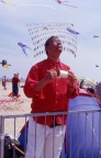 Scattata durante il Festival Internazionale degli Aquiloni 2004 a Cervia al quale il sottoscritto partecipa prima come aquilonista e poi come fotografo - Il soggetto  un artista indiano (o pachistano, non ricordo) che costruisce degli aquiloni in bamboo e carta che poi manovra nel cielo avvolgendo e svolgendo velocemente il cavo di ritenuta avvolto su di un rocchetto che tiene fra le mani