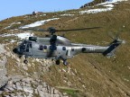 A 2200m di quota, sulle Alpi Svizzere,  difficile trovare il punto giusto che permetta di atterrare in sicurezza. Potrebbe non sembrare, ma in quel punto ci si atterra senza particolari problemi! L'elicottero  un Cougar.