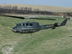 Un AB-205 dell'Esercito si addestra alla navigazione tattica a bassissima quota seguendo il profilo del Chianti. Notare che il secondo pilota presta pi attenzione ai fotografi che al terreno, meno male che era il "secondo".