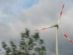 La foto  stata scattata in movimento, in modo che la pala risulta ferma, mentre gli alberi di sfondo sono sfocati