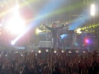 il rocker italiano in tutta la sua vitalit!in questo scatto sembra proprio che stia "urlando contro il cielo" o almeno questa era la mia intenzione...citando una sua celebre canzone.Purtroppo lo scatto non  venuto benissimo...ho dovuto usare molto lo zoom e le luci erano troppo forti e "sparavano" in controluce....che fastidio!
Comunque, che piaccia o no musicalmente, credo che il Liga sia un bellissimo soggetto fotografico e non solo... una persona molto simpatica e sensibile...
