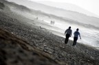 All'avvicinarsi dell'estate, la spiaggia si anima anche in una giornata non ideale.
