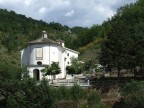 questa foto l'ho scattata al volo dal finestrino del treno sulla linea avezzano-cassino.Sulla facciata di questa chiesa completamente immersa dal verde c' scritto:tu che passi saluta Maria.
molto bello,mi ha colpito
la foto  stata scattata con la mia solita fuji s5600 verso le 3 di pomeriggio con priorit sulla velocit che ho impostato a 1000 visto che il treno era in movimento.
come al solito i commenti sono molto ben accetti,i consigli lo sono ancora di pi.
grazie