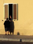 Chiacchiere di paese, confidenze, l'ultimo pettegolezzo sul vicino, credo che in ogni paese del mondo sia possibile poter assistere ad una scena del genere.