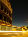 Appena passato il tramonto un 'autobus lascia la sua scia di colori ai piedi del colosseo