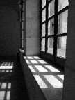 Giochi geometrici di ombre dalle finestre