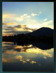 scatto effettuato ad Albenga mentre passeggiavo sul lungomare, appena noto questo piccolo colle riflettersi sul fiume che di l a poco si getta nel mare d'Albenga, attivo la fotocamera  ed ecco il risultato!