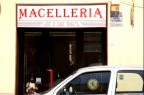 purtroppo c'era una luce molto forte e non sono riuscito a fare di meglio, x mi piaceva la presenza della bambina incuriosita!!!!
=)