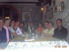 a cena tutti insieme - foto di gruppo
