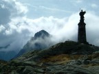 Fotografia scattata sul passo del Gran San Bernardo rimasto colpito da questa atmosfera quasi surreale.
Dati scatto:
Fujifilm Finepix F700
Lunghezza focale 23,1mm
Diaframma	f 14
Tempo		1/350
Compensazione	-2/3EV