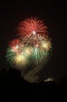 Sabato 24 giugno 2006 era la festa del Patron di Torino e come ogni anno viene festeggiato con i fuochi d'artificio.
Siccome sono alle prime armi Vi sarei grato se mi deste suggerimenti, consigli e critiche per migliorare la mia tecnica.Grazie

I dati della foto:
F11
4 s
iso 100

Ho impostato in Manuale sia l'apertura del diaframma sia il tempo di esposizione.