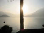 Una tranquilla mattina d'autunno il Manzoni s'alza ed apre la finestra della sua camera scorgendo cos il primo bagliore di luce su quel ramo ad est del lago di Como.