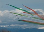 Prenderle in volo non  facile. Poi l'autofocus della HP non aiuta (come se il fuoco manuale fosse meglio!)
Del gruppo,  la mia preferita. Dietro si vedono le splendide montagne del mio Friuli!