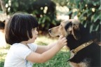 La mia nipotina con il suo cane preferito Gaetano.
Nikon F4S + 28-105 IF D + Kodak 160