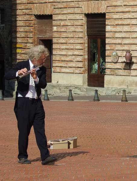 02 - Gubbio - il musicista.jpg