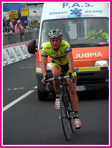 08ciclista-con-ambulanza.jpg