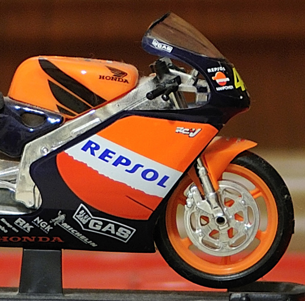 105VR-f2.8.jpg