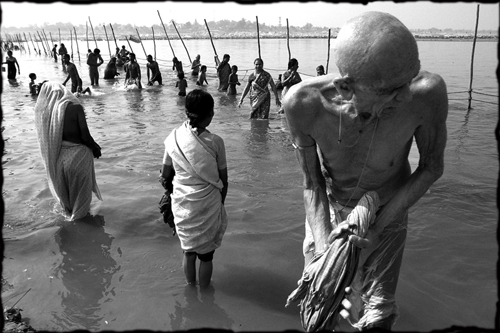 13. bagno sacro presso il Sangam.jpg
