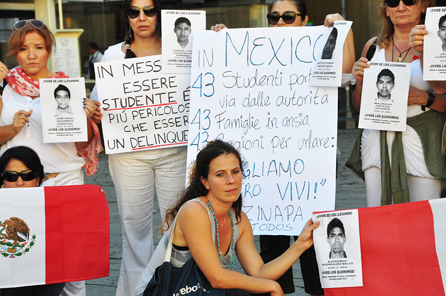 141019_Ayotzinapa_protesta_firenze1.jpg