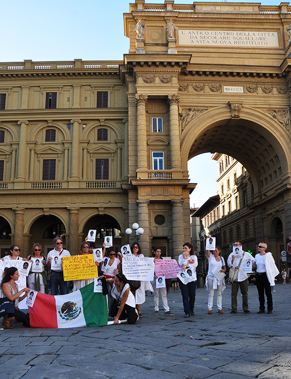141019_Ayotzinapa_protesta_firenze2.jpg