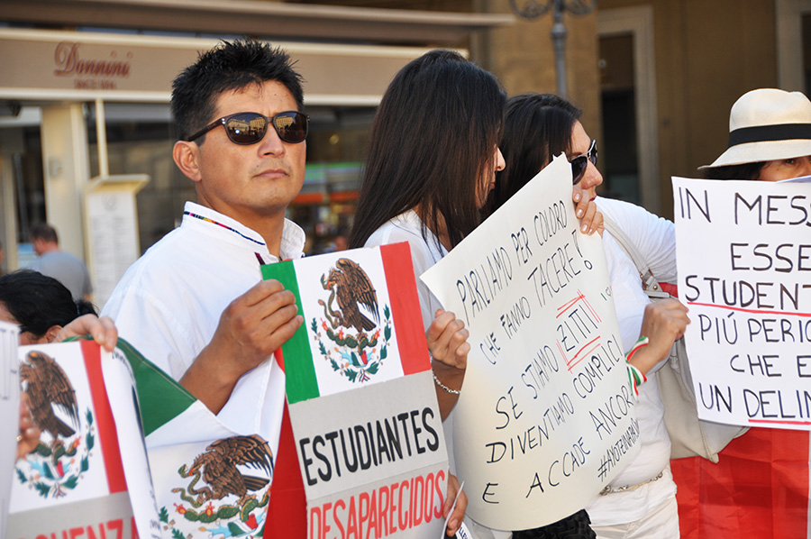 141019_Ayotzinapa_protesta_firenze3.jpg