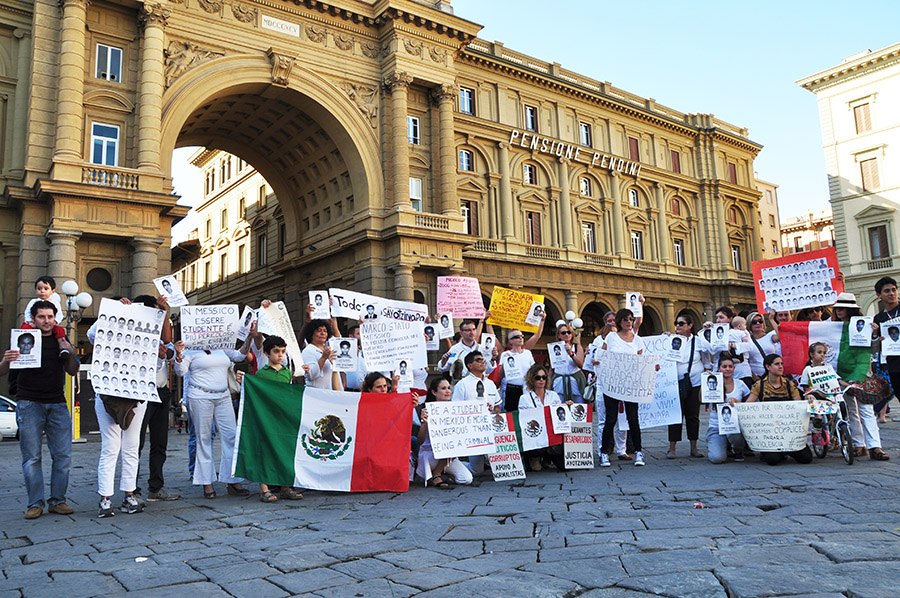 141019_Ayotzinapa_protesta_firenze5.jpg