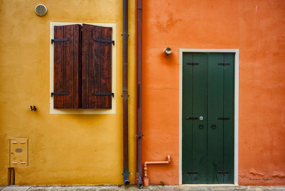 2014_06_21-finestra-e-porta-giallo-arancio.jpg