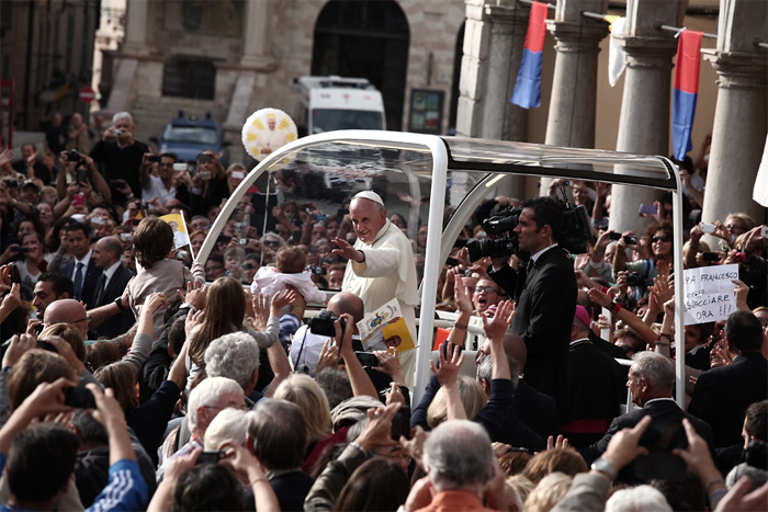 9-The-embrace-of-the-crowd.jpg