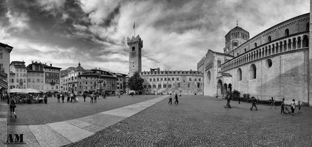 _Piazza-Duomo-Trento-in-bianco-e-nero.jpg