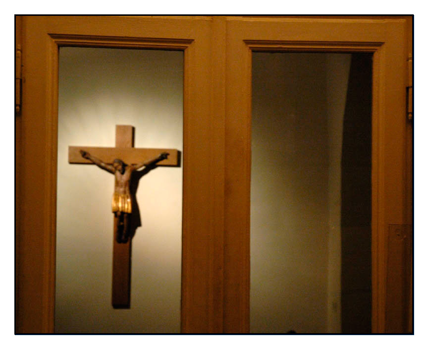 al di là della porta.jpg