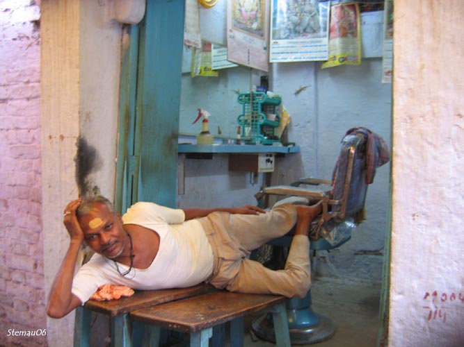 BARBIERE A VARANASI.jpg