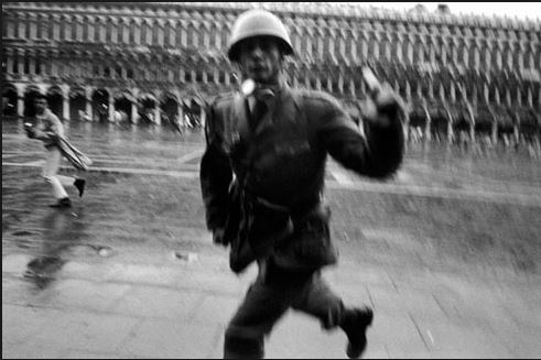Berengo GArdin poliziotto.JPG