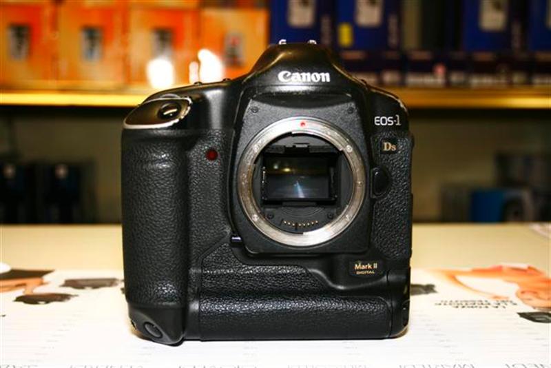Canon 1Ds Mark II_1 (Medium).JPG
