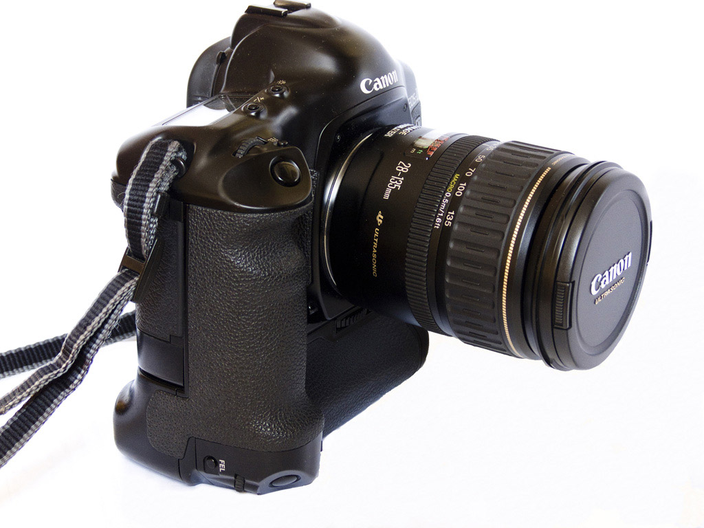Canon EOS1 V-HS con obiettivo 2 copy.jpg