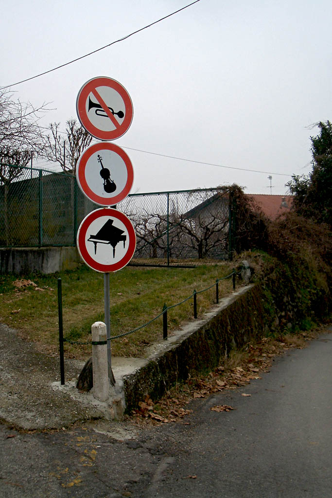 Cartelli stradali a Maglione rid.jpg