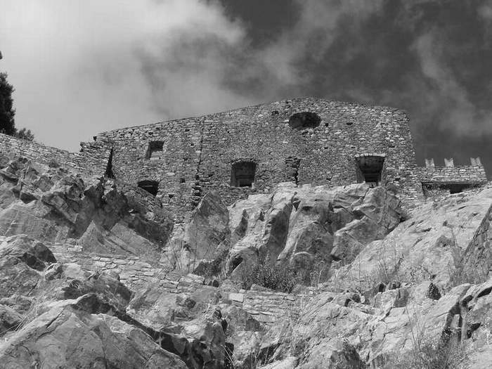 Castello di Geraci Siculo BN.JPG
