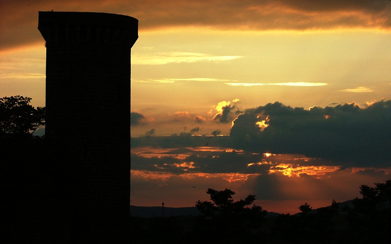 Castello di Vulci (silhouette).jpg