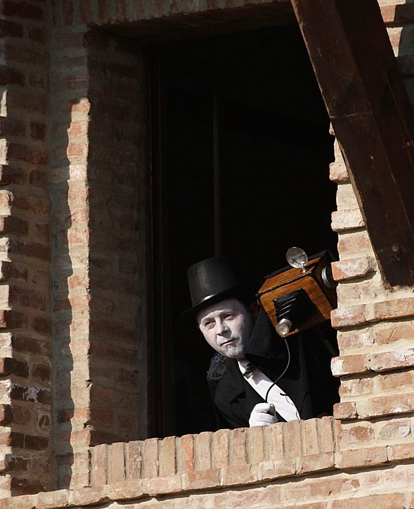 che curioso crop.jpg