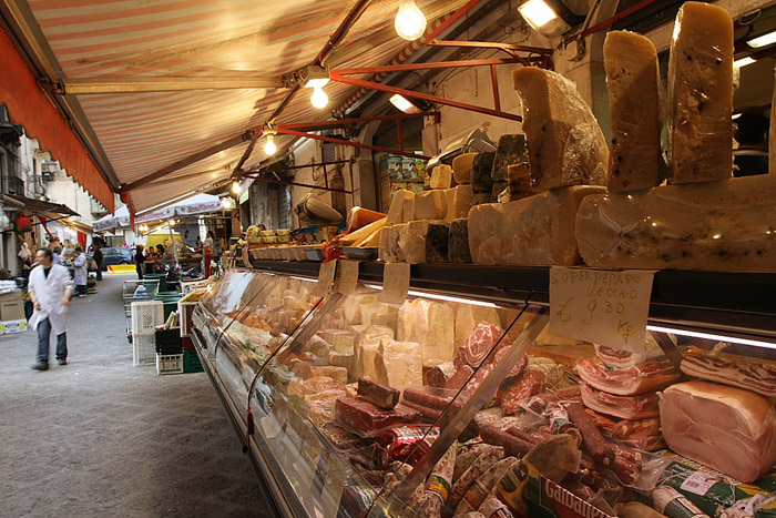 Colori, odori e sapori ai mercati catanesi.jpg