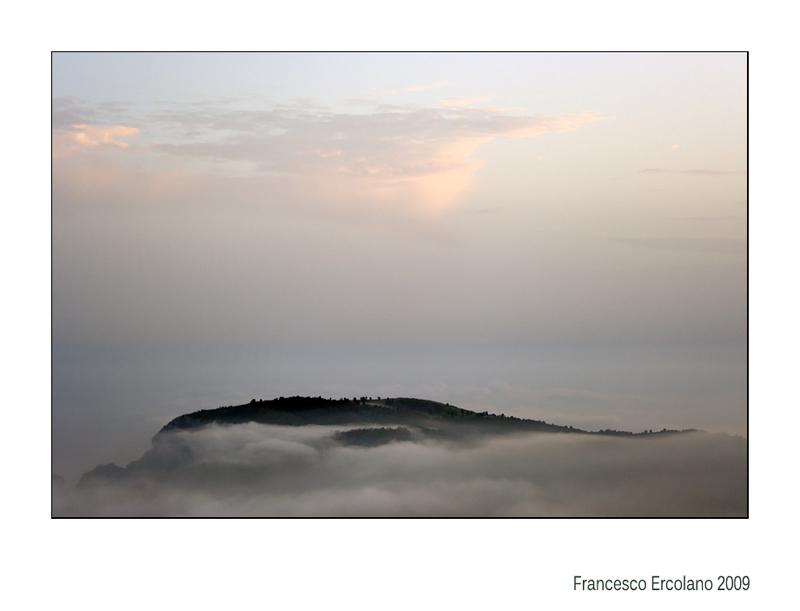 CON_LA_NEBBIA_200kb.jpg