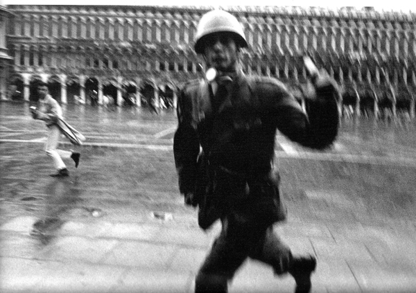 contestazione per la biennale -venezia'69.JPG