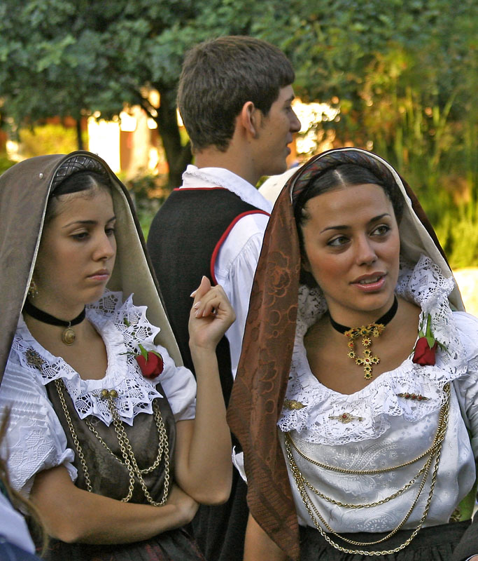 costumi sardi di sestu.jpg