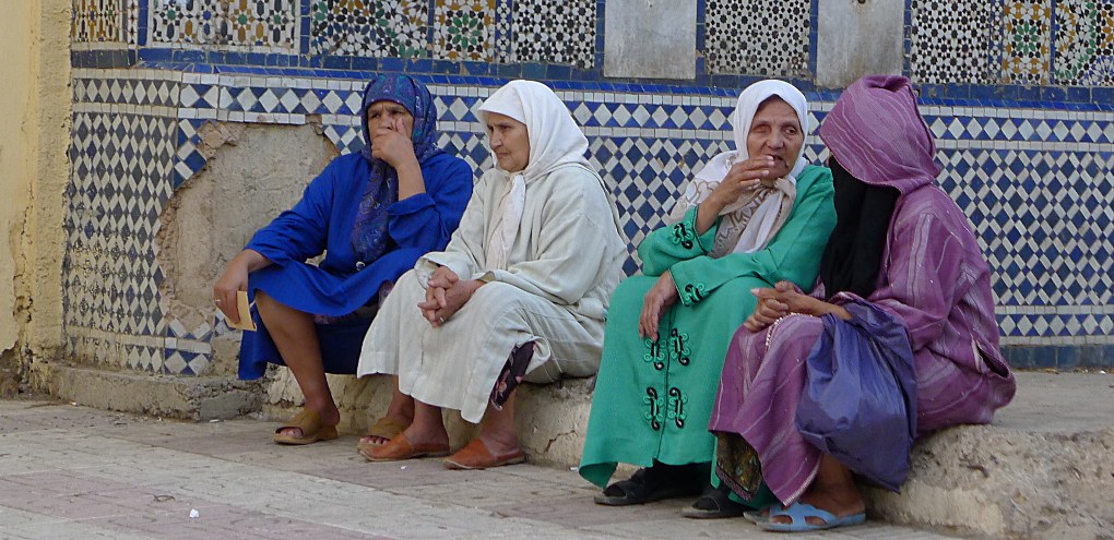 donne di fronte.JPG